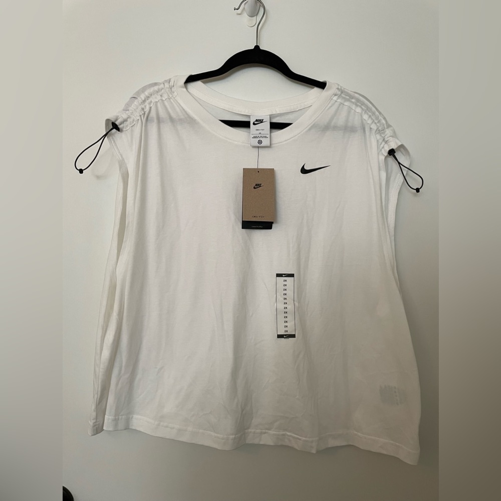 Nike Women’s Plus loose fit, white cropped tank, SZ 2X. NWT, never worn.